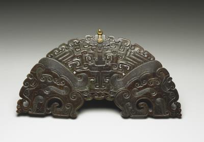 图片[3]-Jade huang ornament with dragon pattern with wood stand, Qing dynasty (1644-1911)-China Archive